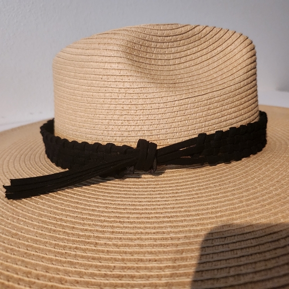 Stylish Beige Wide Brim Hat with Black Band - Picture 3 of 12
